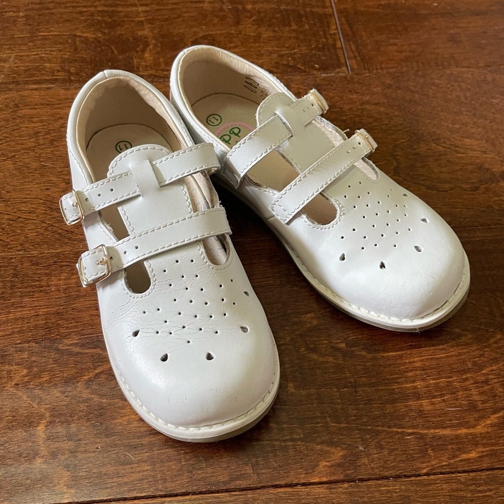 White Posh Pickle Mary Jane shoes- sz toddler 11